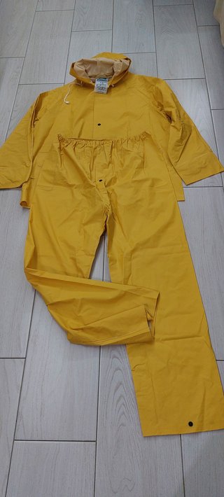 Conjunto impermeable amarillo