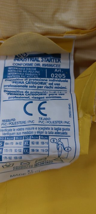 Conjunto impermeable amarillo