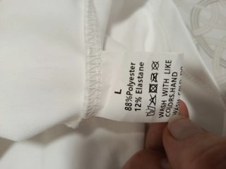 Camiseta blanca asimétrica