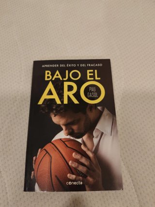 Bajo el aro / Under the Hoop