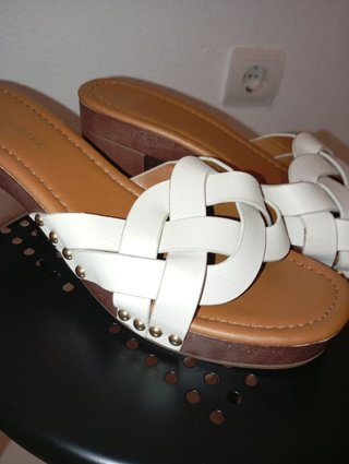 Sandalias blancas y marrones