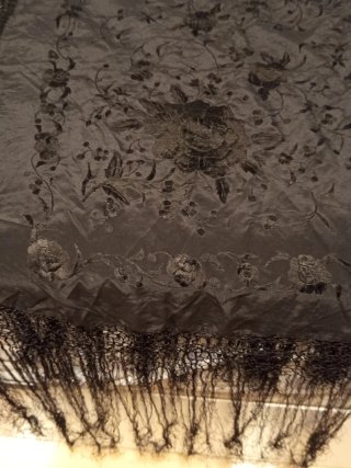 Mantilla antigua bordada negra