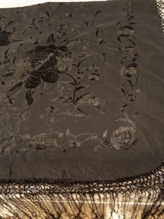 Mantilla antigua bordada negra