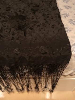 Mantilla antigua bordada negra