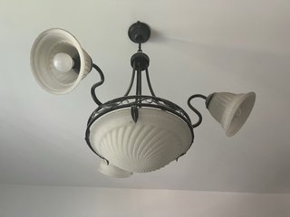 Lampadario in ferro battuto con vetri zigrinati,