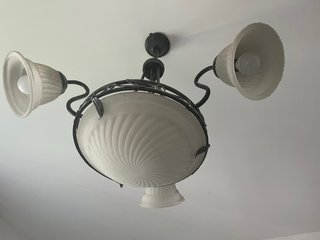 Lampadario in ferro battuto con vetri zigrinati,