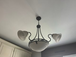 Lampadario in ferro battuto con vetri zigrinati,