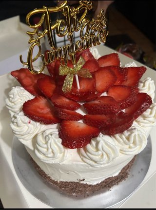 Tartas de cumpleaños tres leches, fresa con crema