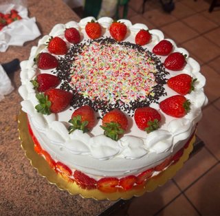 Tartas de cumpleaños tres leches, fresa con crema