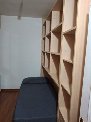 Cama abatible con estantería