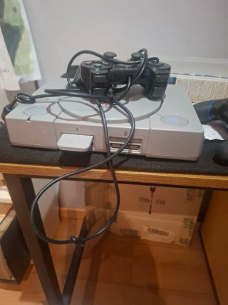 Consola PlayStation 1 Sony Gris y un mando negro