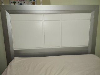 Mesitas de noche y cabecero plateado