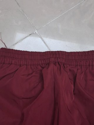 Pantaloni jeans blu con inserti rossi