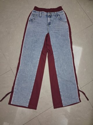 Pantaloni jeans blu con inserti rossi