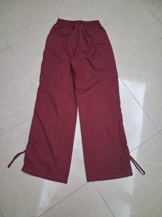 Pantaloni jeans blu con inserti rossi