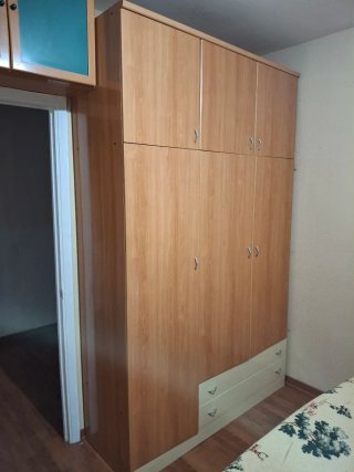 Armario de madera y plástico