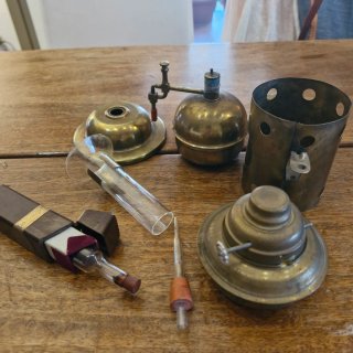 Antico inalatore a vapore in ottone e vetro