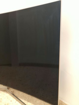 Televisión Curva Samsung Negra y Plateada