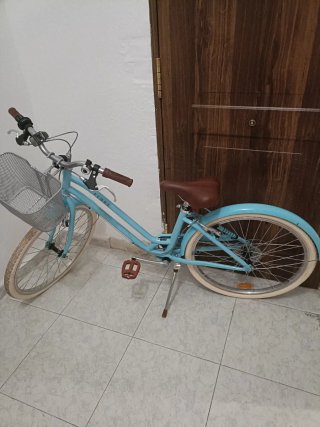 Bicicleta azul con cesta
