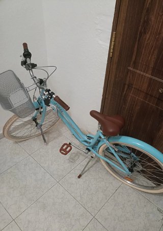 Bicicleta azul con cesta