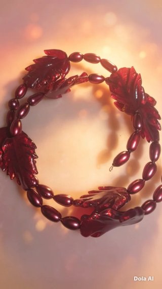 Collana con foglie rosse