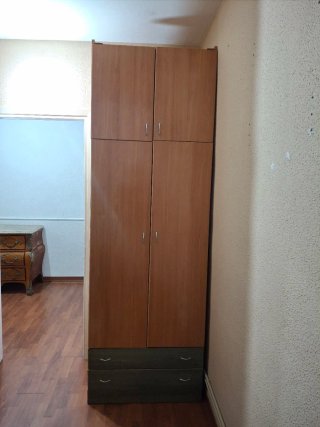 Armario de madera marrón y gris