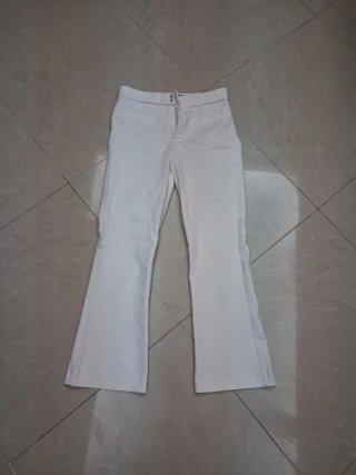 Pantaloni bianchi a zampa
