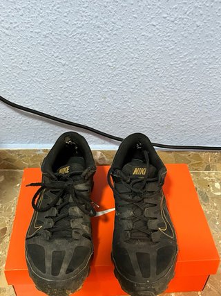 Zapatillas Nike Shox Talla 44 Negras y Doradas