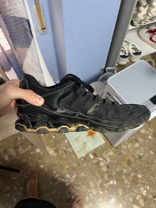 Zapatillas Nike Shox Talla 44 Negras y Doradas