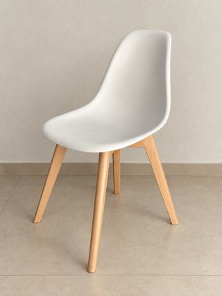 Silla blanca moderna patas madera, cortinas de lin
