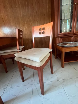 Mesa extensible de madera con sillas a juego