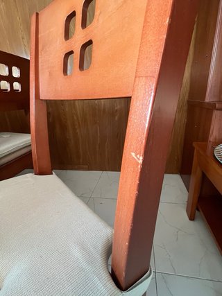 Mesa extensible de madera con sillas a juego