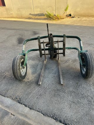 Transpaleta obra ruedas neumáticas.