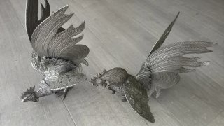 Figuras de gallo de metal