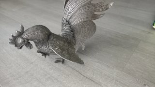Figuras de gallo de metal