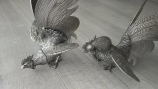 Figuras de gallo de metal