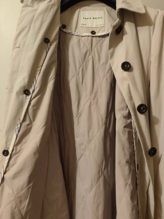 Gabardina Zara Beige con forro acolchado. Cinturón
