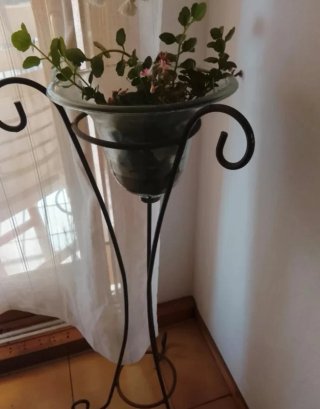 Elegante pie para macetas de metal y cristal