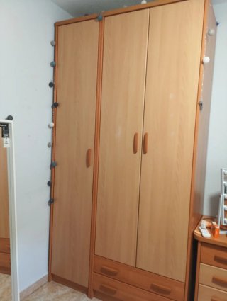Armario de madera beige y marrón