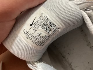 Zapatillas nike  P-6000 grises y blancas
