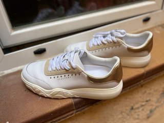 Zapatillas Scalpers blancas y doradas