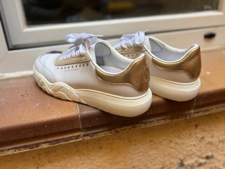 Zapatillas Scalpers blancas y doradas