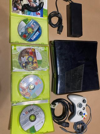 Xbox 360 con 3 giochi e controller