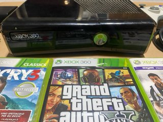 Xbox 360 con 3 giochi e controller
