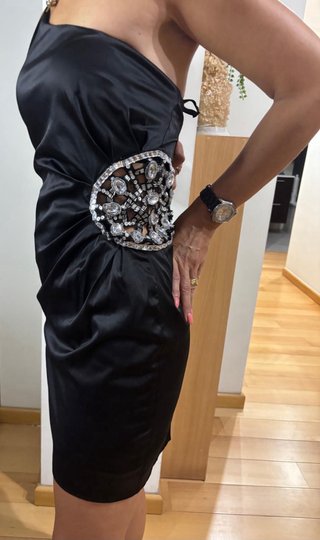 Vestido negro asimétrico con pedrería