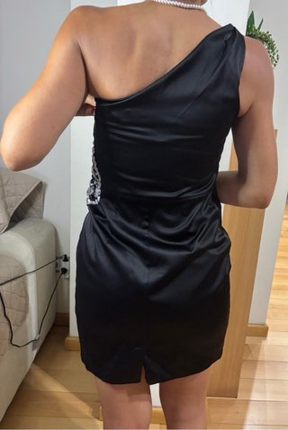 Vestido negro asimétrico con pedrería