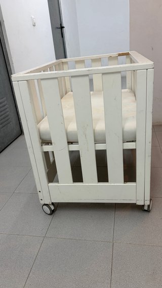 Mini cuna con ruedas