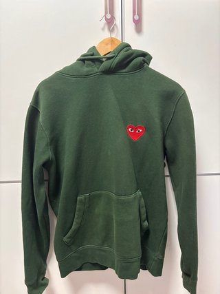 Sudadera verde con corazón