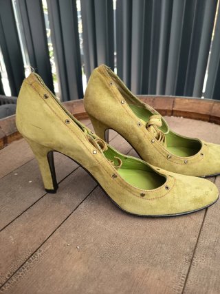 Zapatos de tacón ante verde. Talla 37.