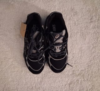Zapatillas ASICS Negras y Grises Nuevas